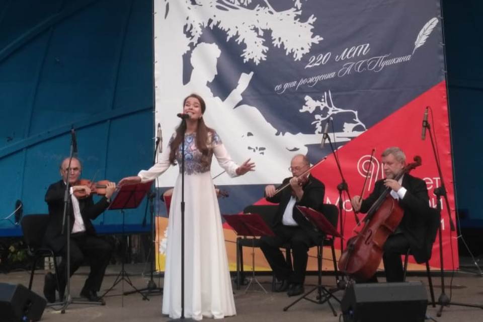 Квартет имени А.А. Алябьева и Людмила Боталова исполнили танцевальную музыку в парке Захарово