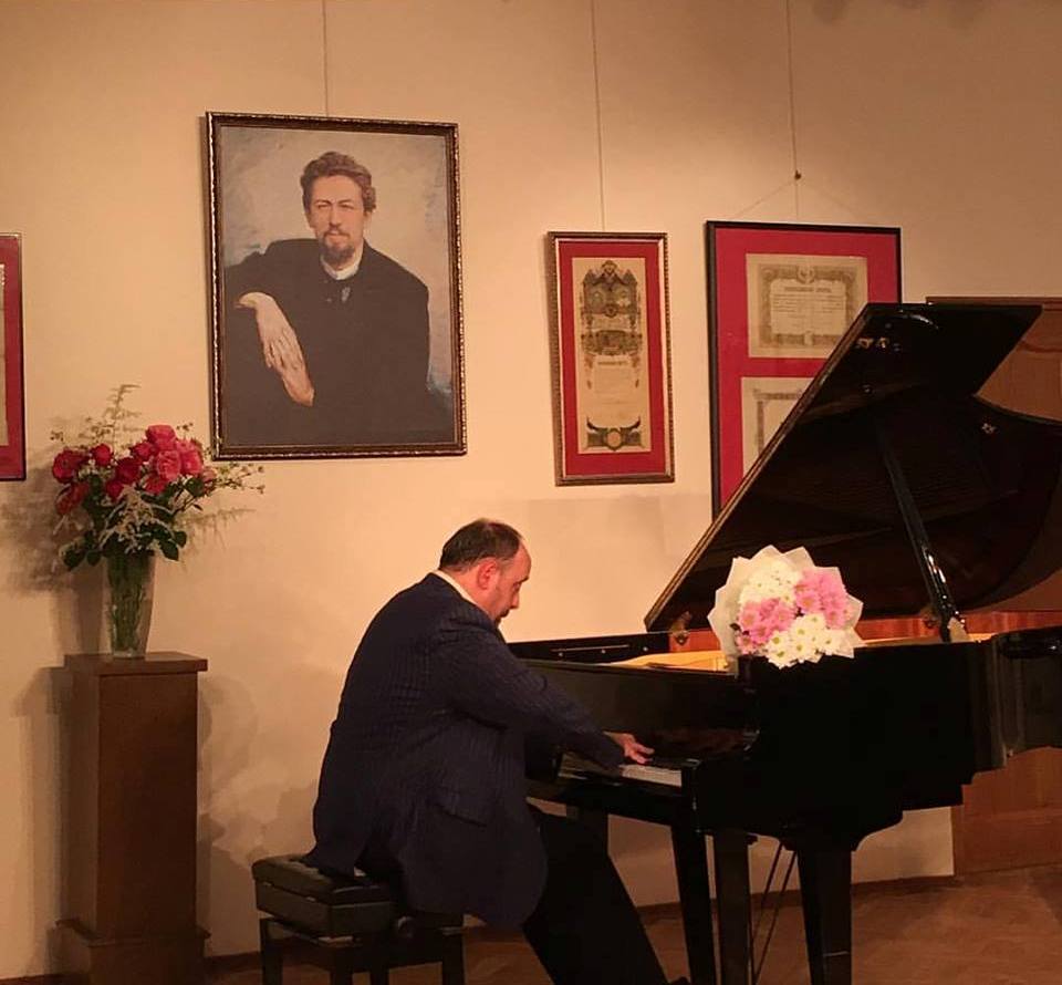 «Концерт-постскриптум» благотворительного марафона: Александр Гиндин выступил в музее «Мелихово»