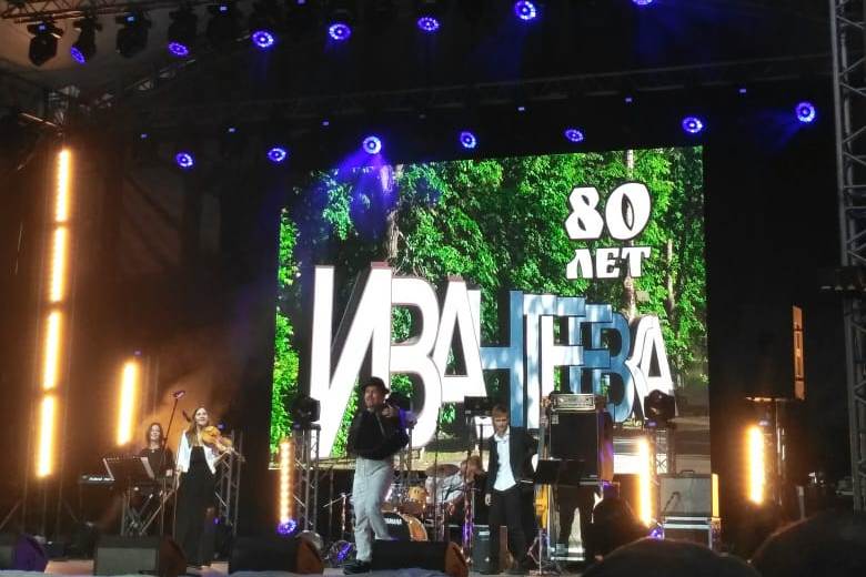 Айдар Гайнуллин и ансамбль «Эйфория» поздравлили жителей Ивантеевки с 80-летием города