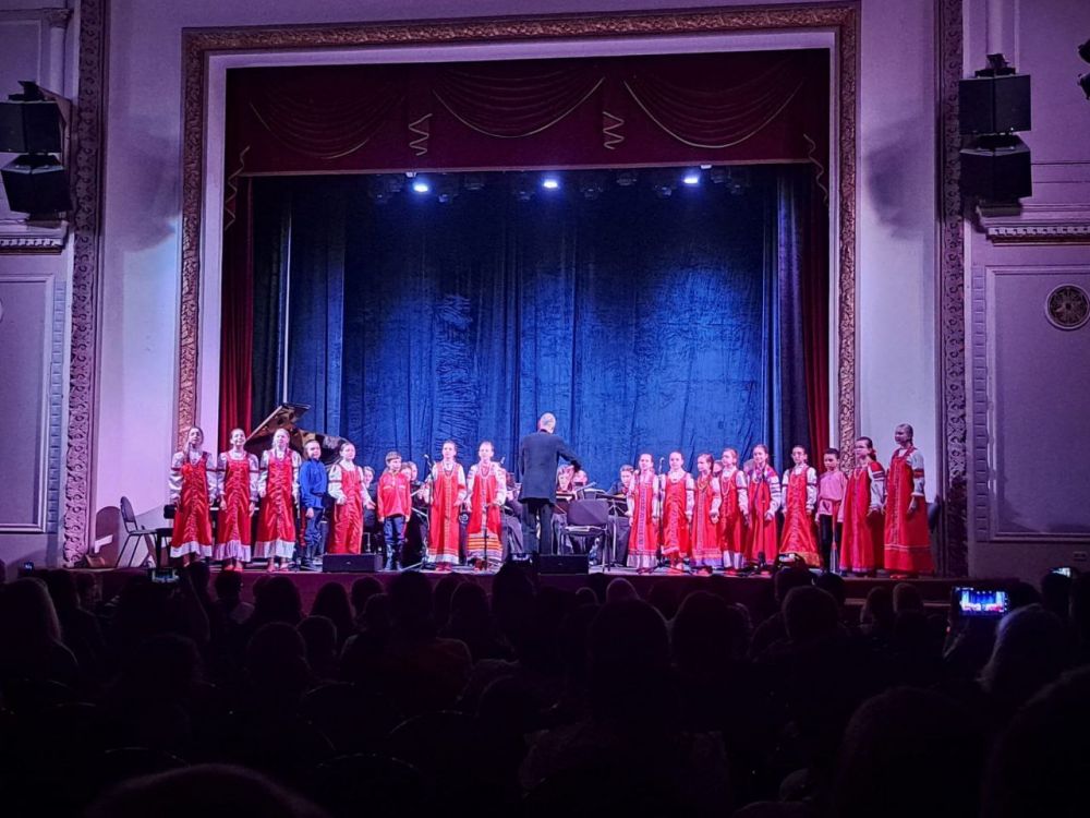 ГАОС «Русские узоры» и учащихся объединенной ДШИ с концертом «Я и оркестр»