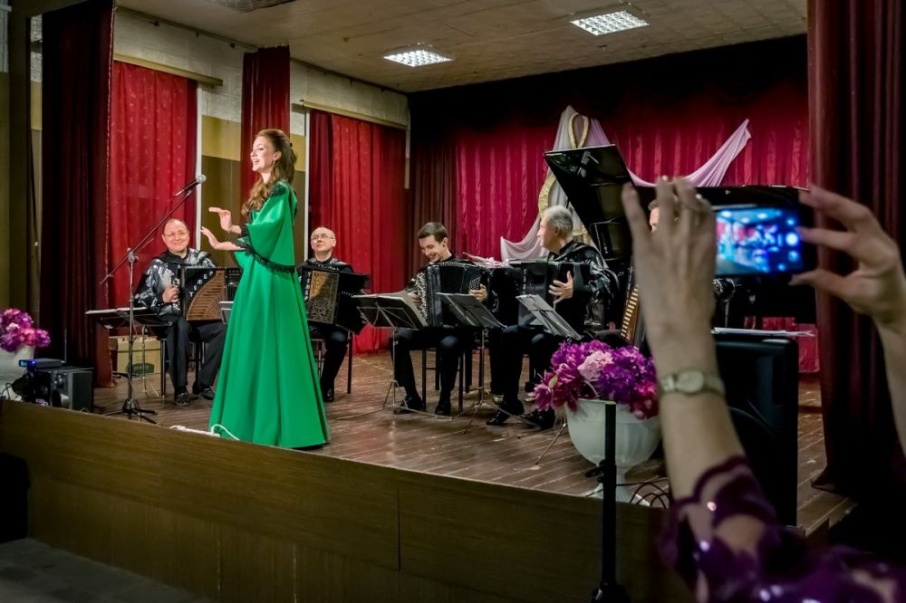 Ансамбль «Русский тембр» выступил в московской и рошальской школах