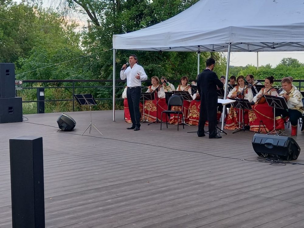 Оркестр «Русские узоры» поздравил жителей Лосино-Петровского с Днем города