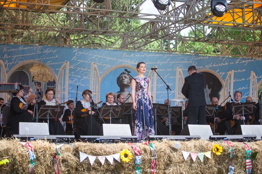 Артисты филармонии выступили в парке и усадьбе Захарово