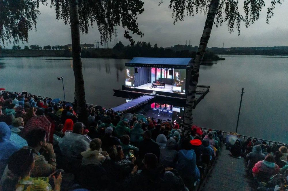 Денис Мацуев выступил на плавучей сцене в Дубне