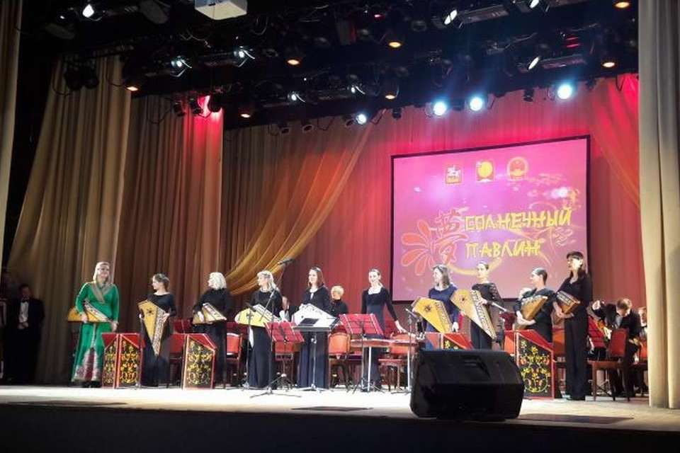 Оркестр «Гусляры России» выступил на открытии конкурса «Солнечный павлин»