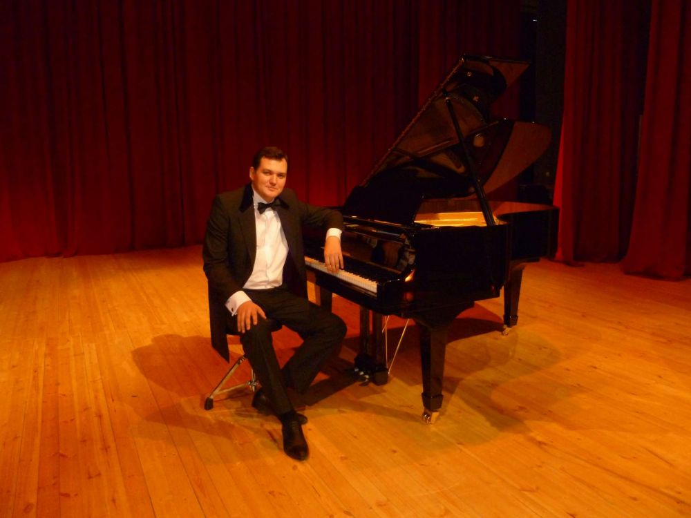 Известный пианист Олег Калагуров даст концерт в Истре («Истринские вести»)