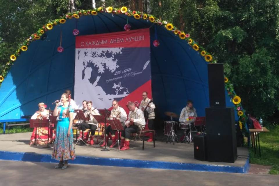 Оркестр «Русские узоры» сыграл «Парковую музыку» в Захарово