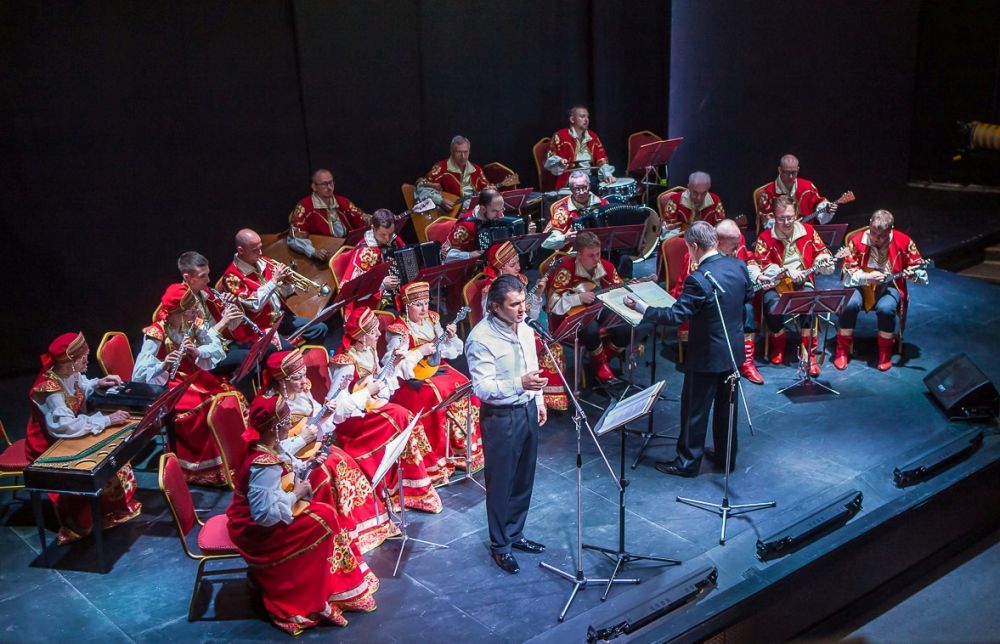 «Весеннее настроение»: Павел Баранский и оркестр «Русские узоры» выступили в музее «Горки Ленинские»